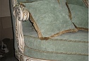 Софа с элементами резьбы в классическом стиле