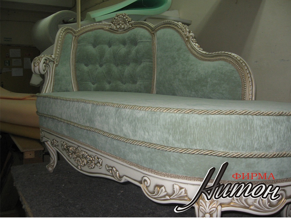 Софа с элементами резьбы в классическом стиле