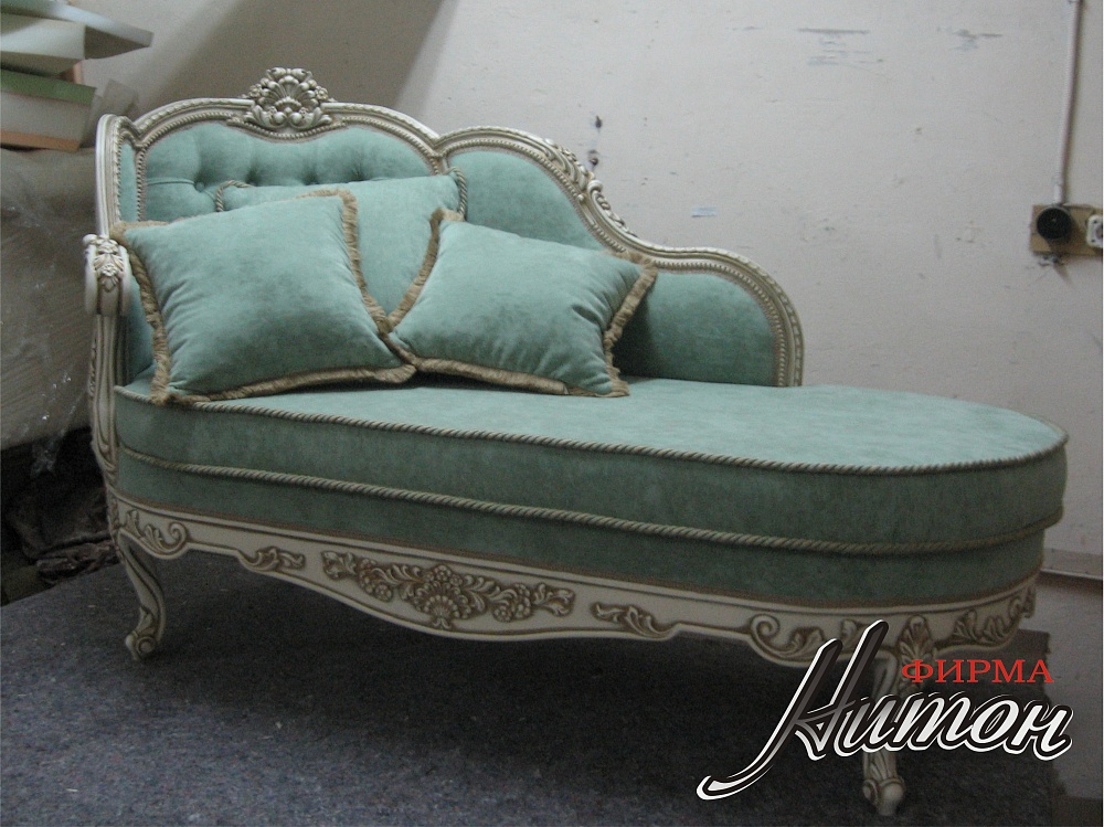 Софа с элементами резьбы в классическом стиле