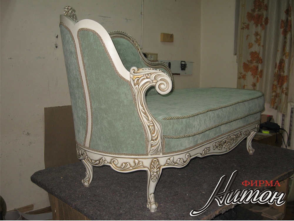 Софа с элементами резьбы в классическом стиле