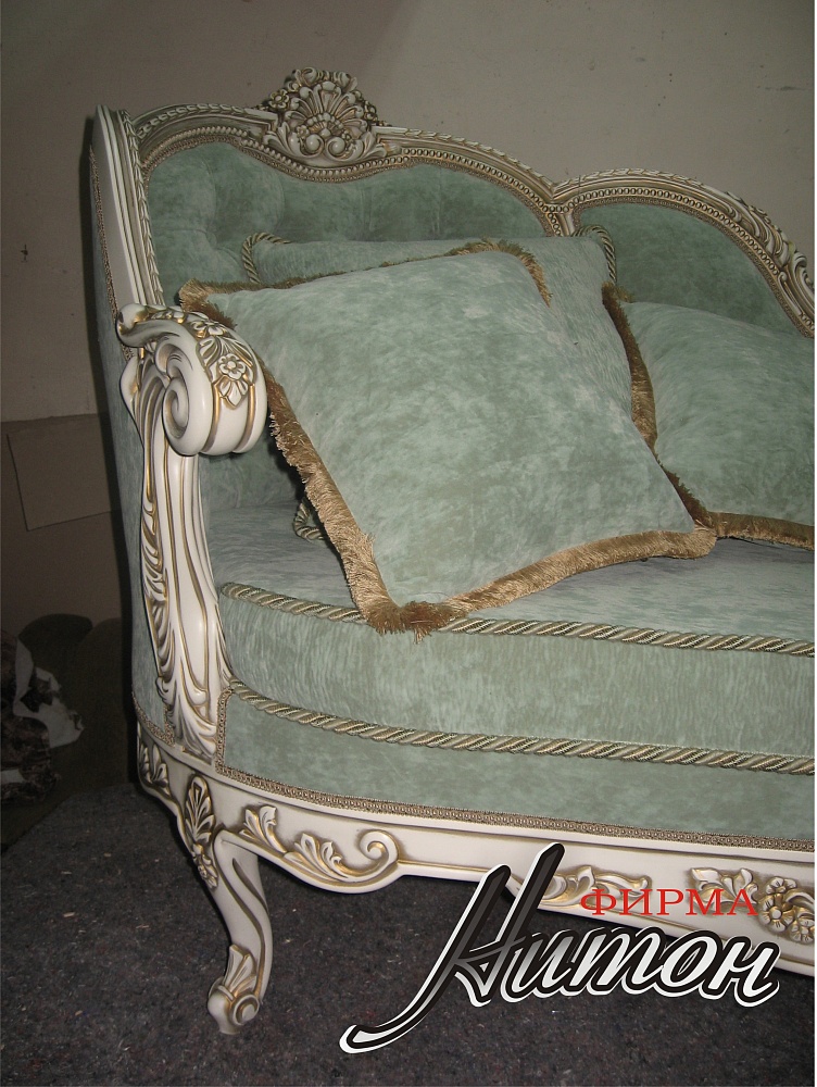 Софа с элементами резьбы в классическом стиле