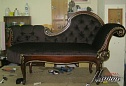 Софа с элементами резьбы в римском стиле