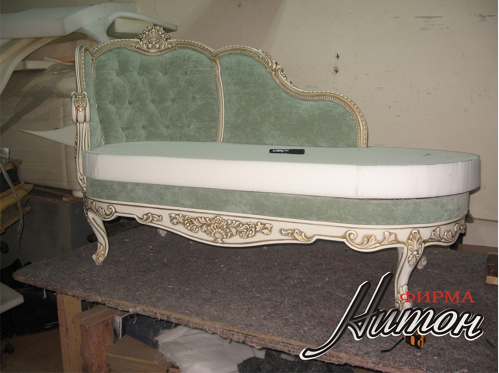 Софа с элементами резьбы в классическом стиле