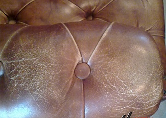 Перетяжка кресла с каретной стежкой