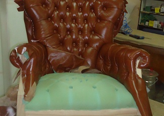 Перетяжка кресла с каретной стежкой