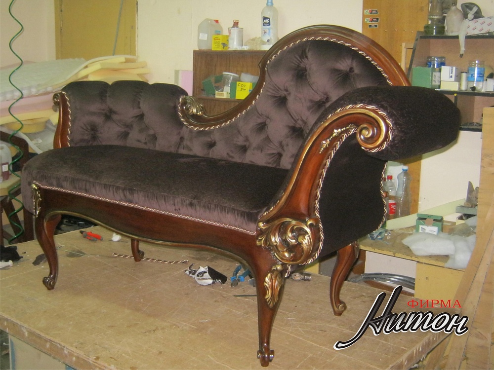 Софа с элементами резьбы в римском стиле