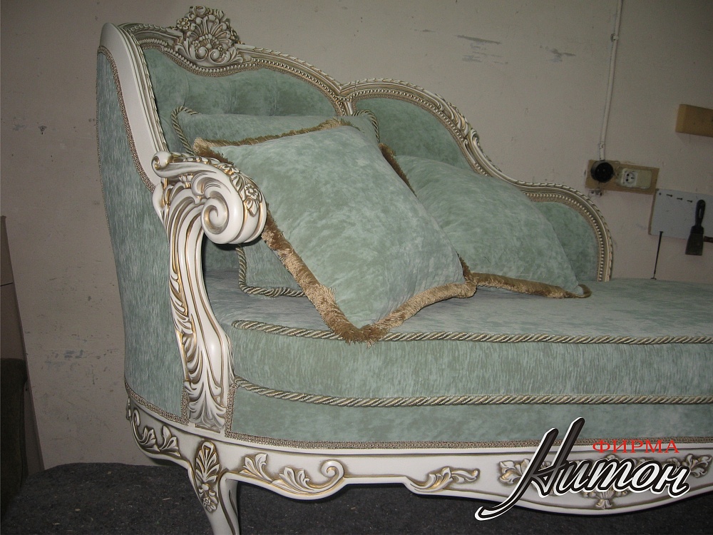 Софа с элементами резьбы в классическом стиле