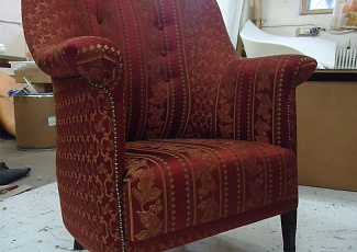 Перетяжка старинного кресла