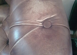 Перетяжка кресла с каретной стежкой