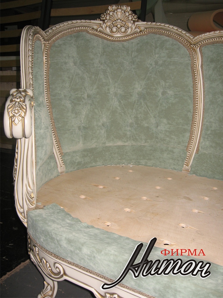 Софа с элементами резьбы в классическом стиле