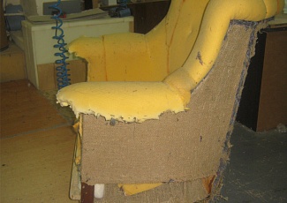 Перетяжка старинного кресла