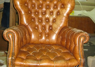 Перетяжка кресла с каретной стежкой