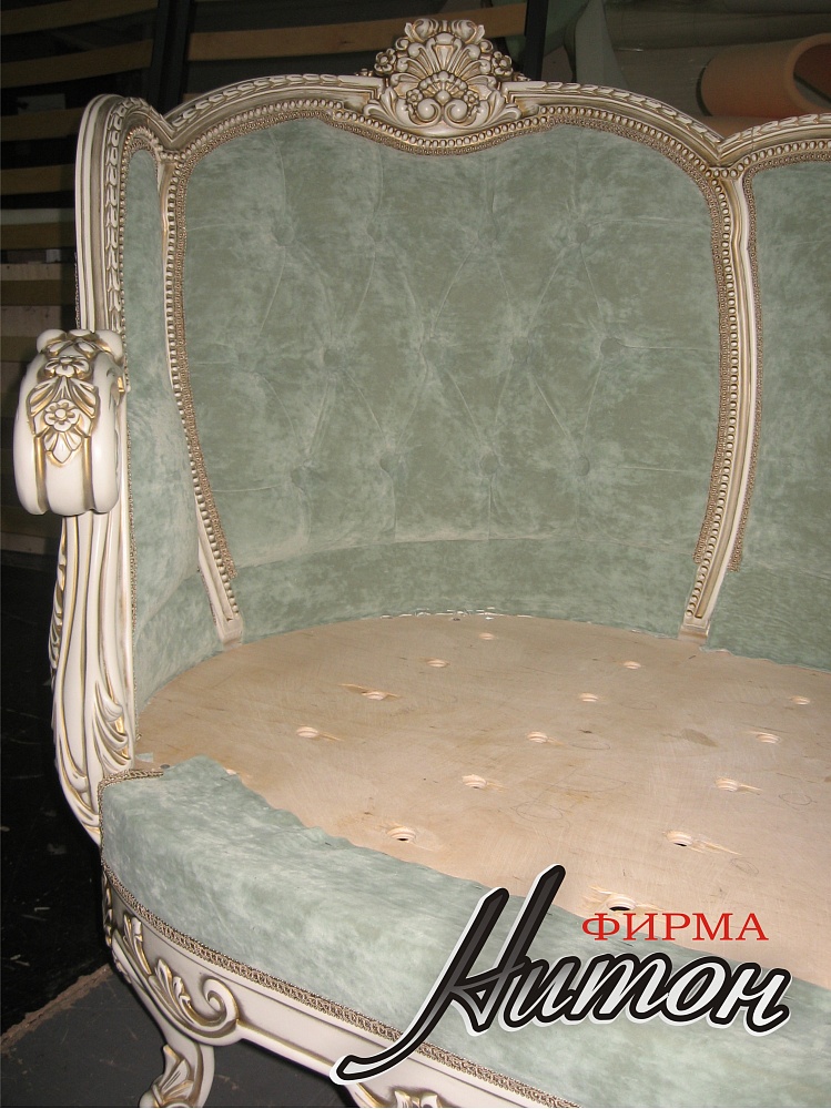 Софа с элементами резьбы в классическом стиле