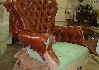 Перетяжка кресла с каретной стежкой