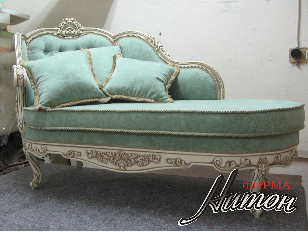 Софа с элементами резьбы в классическом стиле
