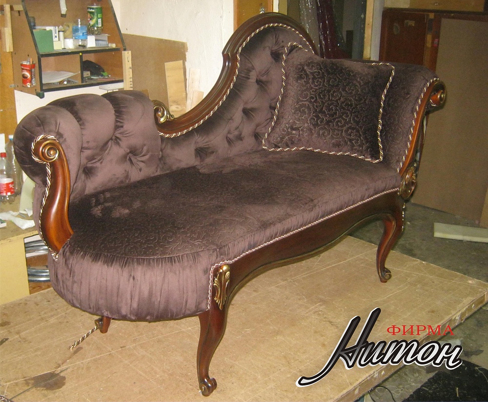 Софа с элементами резьбы в римском стиле