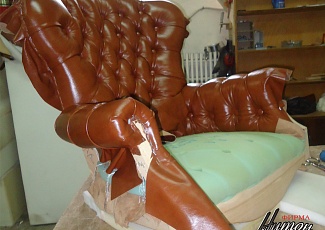 Перетяжка кресла с каретной стежкой