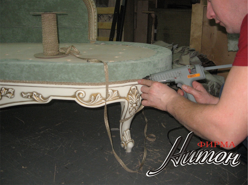 Софа с элементами резьбы в классическом стиле