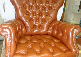 Перетяжка кресла с каретной стежкой