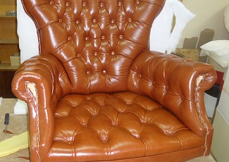 Перетяжка кресла с каретной стежкой