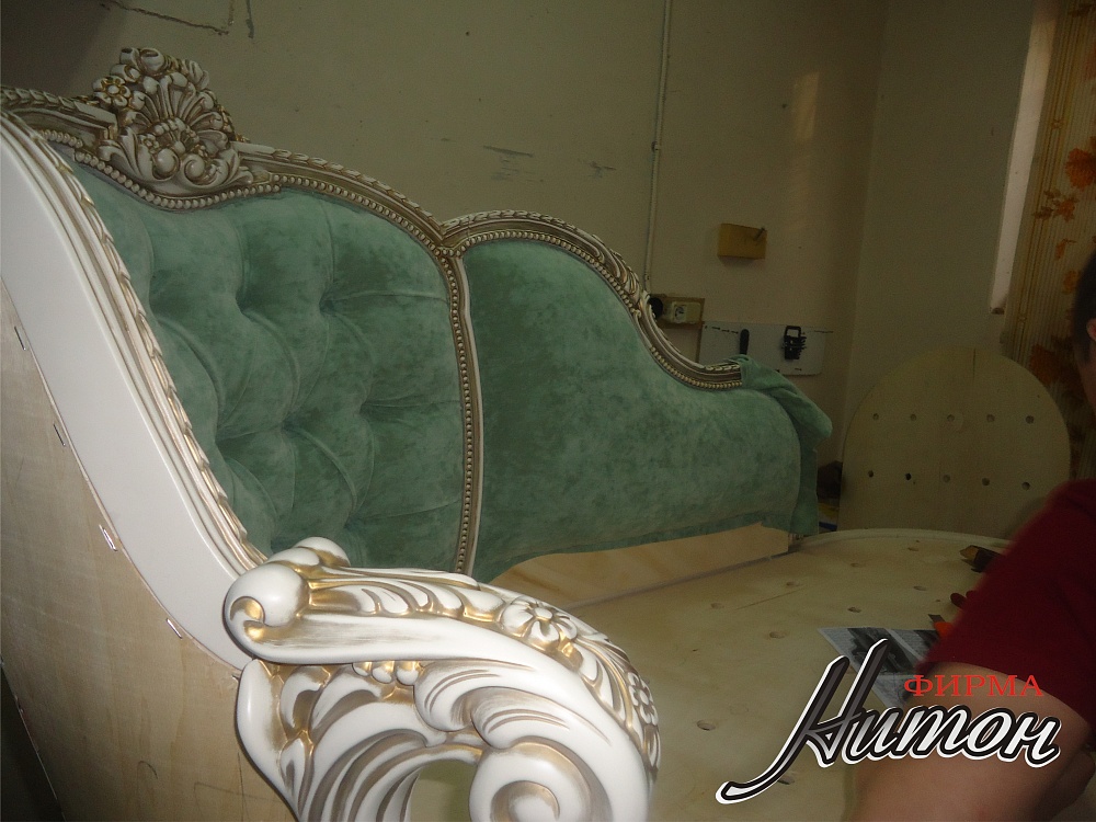 Софа с элементами резьбы в классическом стиле