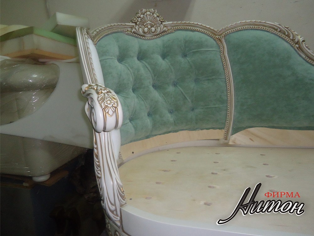 Софа с элементами резьбы в классическом стиле