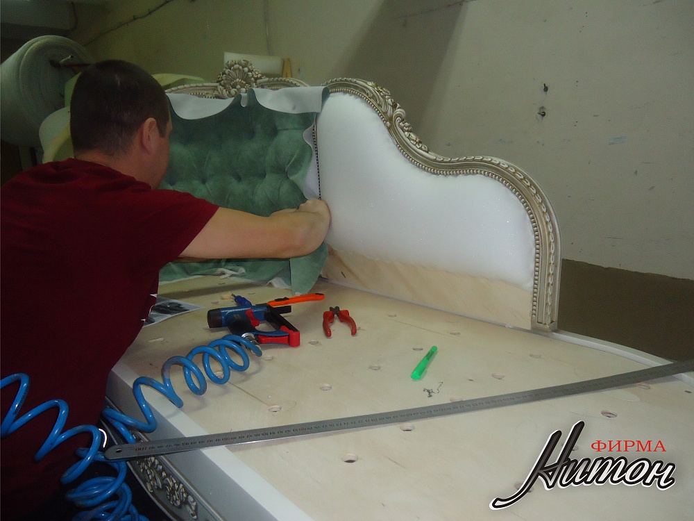 Софа с элементами резьбы в классическом стиле