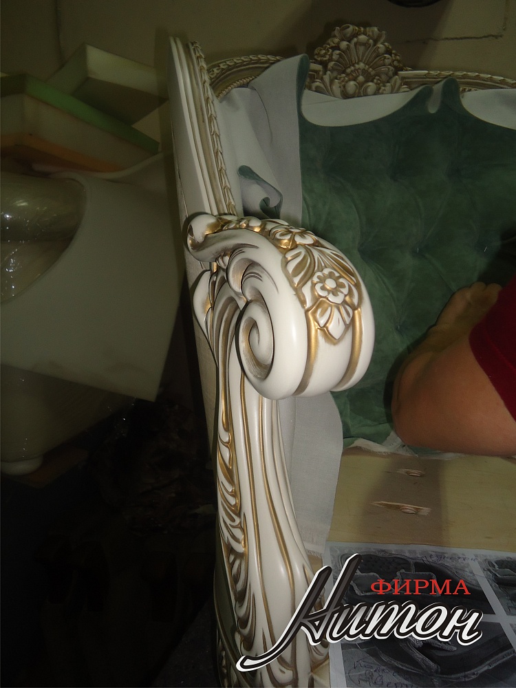 Софа с элементами резьбы в классическом стиле